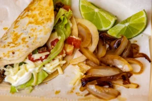 Plato de comida mexicana